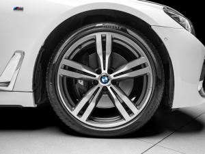 BMW 7 Series 750i - Image 11