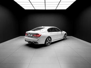 BMW 7 Series 750i - Image 12