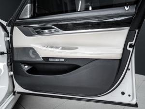 BMW 7 Series 750i - Image 17