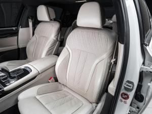 BMW 7 Series 750i - Image 26
