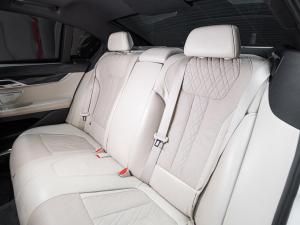 BMW 7 Series 750i - Image 27