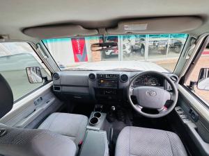 Toyota Land Cruiser 76 4.5D-4D V8 station wagon LX - Image 6