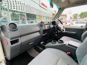 Toyota Land Cruiser 76 4.5D-4D V8 station wagon LX - Image 7