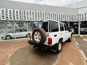 Toyota Land Cruiser 76 4.5D-4D V8 station wagon LX - Image 2
