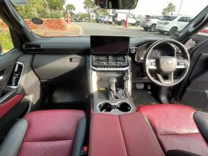 Toyota Land Cruiser 300 3.3D GR-Sport - Image 6