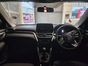 Toyota Urban Cruiser 1.5 XR manual - Image 6
