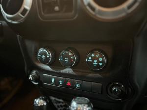 Jeep Wrangler Unltd Sahara 3.6L V6 automatic - Image 15