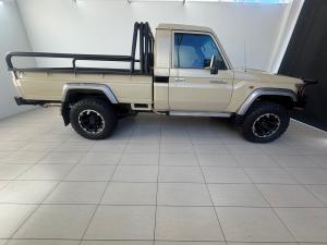 Toyota Land Cruiser 79 4.5D-4D LX V8 single cab - Image 3
