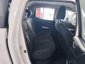 Nissan Navara 2.5DDTI SE Plus automatic D/C - Image 15