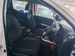 Nissan Navara 2.5DDTI SE Plus automatic D/C - Image 17