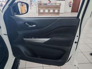Nissan Navara 2.5DDTI SE Plus automatic D/C - Image 9