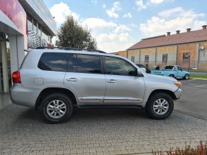 Toyota Land Cruiser 200 4.5D-4D V8 VX - Image 3