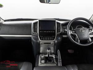 Toyota Land Cruiser 200 4.5D-4D V8 VX-R - Image 6