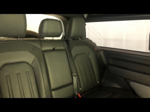 Land Rover Defender 90 D300 X-Dynamic HSE - Image 12