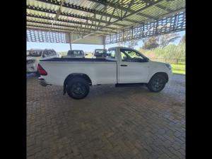 Toyota Hilux 2.4GD-6 single cab 4x4 Raider manual - Image 3