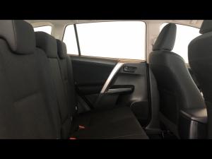 Toyota RAV4 2.0 GX - Image 12