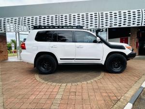 Toyota Land Cruiser 200 4.5D-4D V8 VX - Image 3