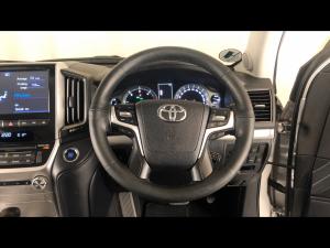 Toyota Land Cruiser 200 4.5D-4D V8 VX-R - Image 8