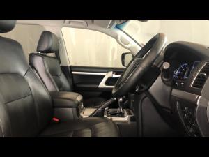 Toyota Land Cruiser 200 4.5D-4D V8 VX-R - Image 10