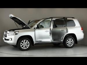 Toyota Land Cruiser 200 4.5D-4D V8 VX-R - Image 27