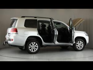 Toyota Land Cruiser 200 4.5D-4D V8 VX-R - Image 31