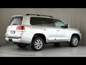 Toyota Land Cruiser 200 4.5D-4D V8 VX-R - Image 2