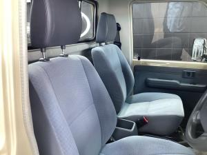 Toyota Land Cruiser 79 4.5D-4D LX V8 single cab - Image 12