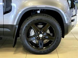 Land Rover Defender 110 D300 X-Dynamic HSE - Image 4