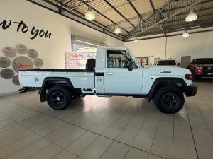 Toyota Land Cruiser 79 2.8GD-6 single cab auto - Image 3