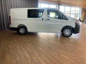 Toyota Quantum 2.8 LWB crew cab auto - Image 11