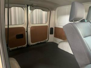 Toyota Quantum 2.8 LWB crew cab auto - Image 6