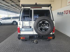 Toyota Land Cruiser 76 4.5D-4D V8 station wagon LX - Image 5