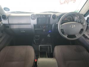 Toyota Land Cruiser 76 4.5D-4D V8 station wagon LX - Image 6