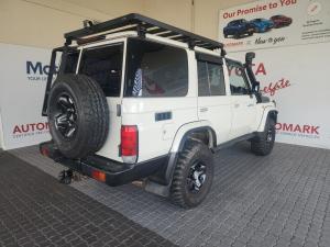 Toyota Land Cruiser 76 4.5D-4D V8 station wagon LX - Image 2