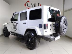 Jeep Wrangler Unlimited 3.6L Polar Edition - Image 4