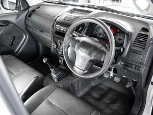 Isuzu D-Max Gen 6 250 single cab Fleetside safety - Image 12