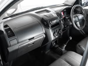 Isuzu D-Max Gen 6 250 single cab Fleetside safety - Image 17
