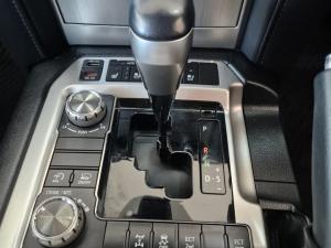 Toyota Land Cruiser 200 4.5D-4D V8 VX - Image 11