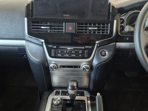 Toyota Land Cruiser 200 4.5D-4D V8 VX - Image 12