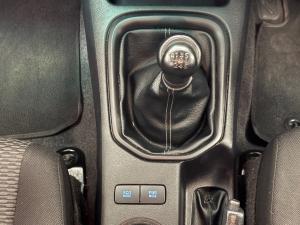 Toyota Hilux 2.4GD-6 double cab Raider manual - Image 11