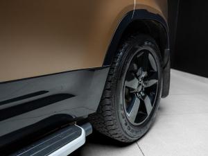 Land Rover Defender 110 D300 X-Dynamic HSE - Image 5
