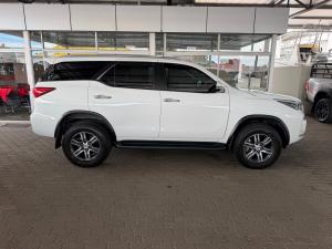 Toyota Fortuner 2.4GD-6 manual - Image 3