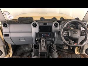 Toyota Land Cruiser 79 2.8GD-6 double cab auto - Image 6