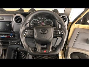 Toyota Land Cruiser 79 2.8GD-6 double cab auto - Image 8