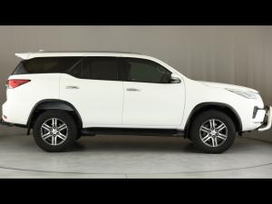 Toyota Fortuner 2.4GD-6 manual - Image 3