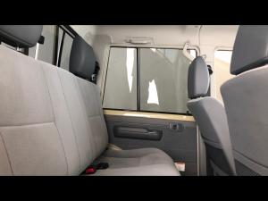 Toyota Land Cruiser 79 2.8GD-6 double cab auto - Image 12
