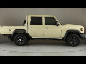 Toyota Land Cruiser 79 2.8GD-6 double cab auto - Image 3
