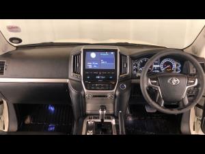 Toyota Land Cruiser 200 4.5D-4D V8 VX-R - Image 6