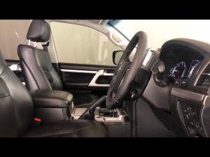 Toyota Land Cruiser 200 4.5D-4D V8 VX-R - Image 10