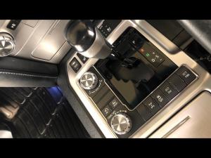 Toyota Land Cruiser 200 4.5D-4D V8 VX-R - Image 15